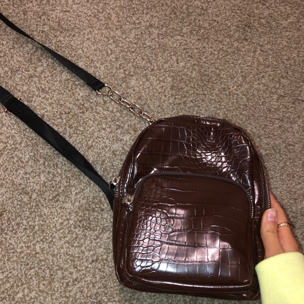 Alligator print one shoulder bag!